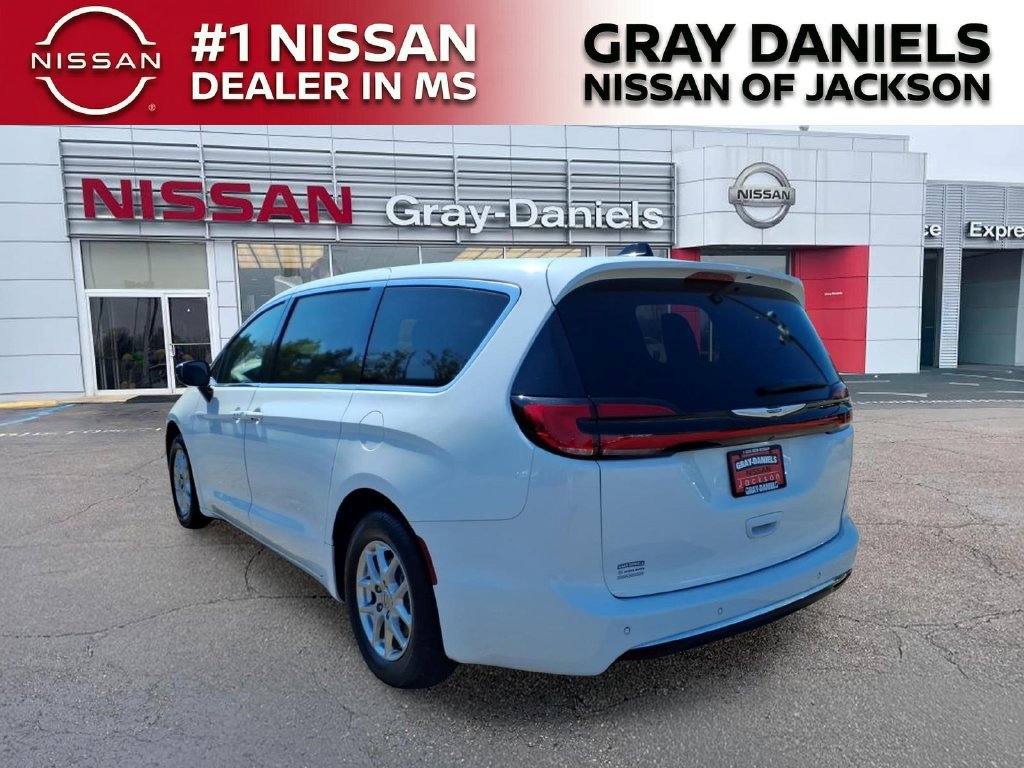 Used 2025 Chrysler Pacifica Select FWD image 5