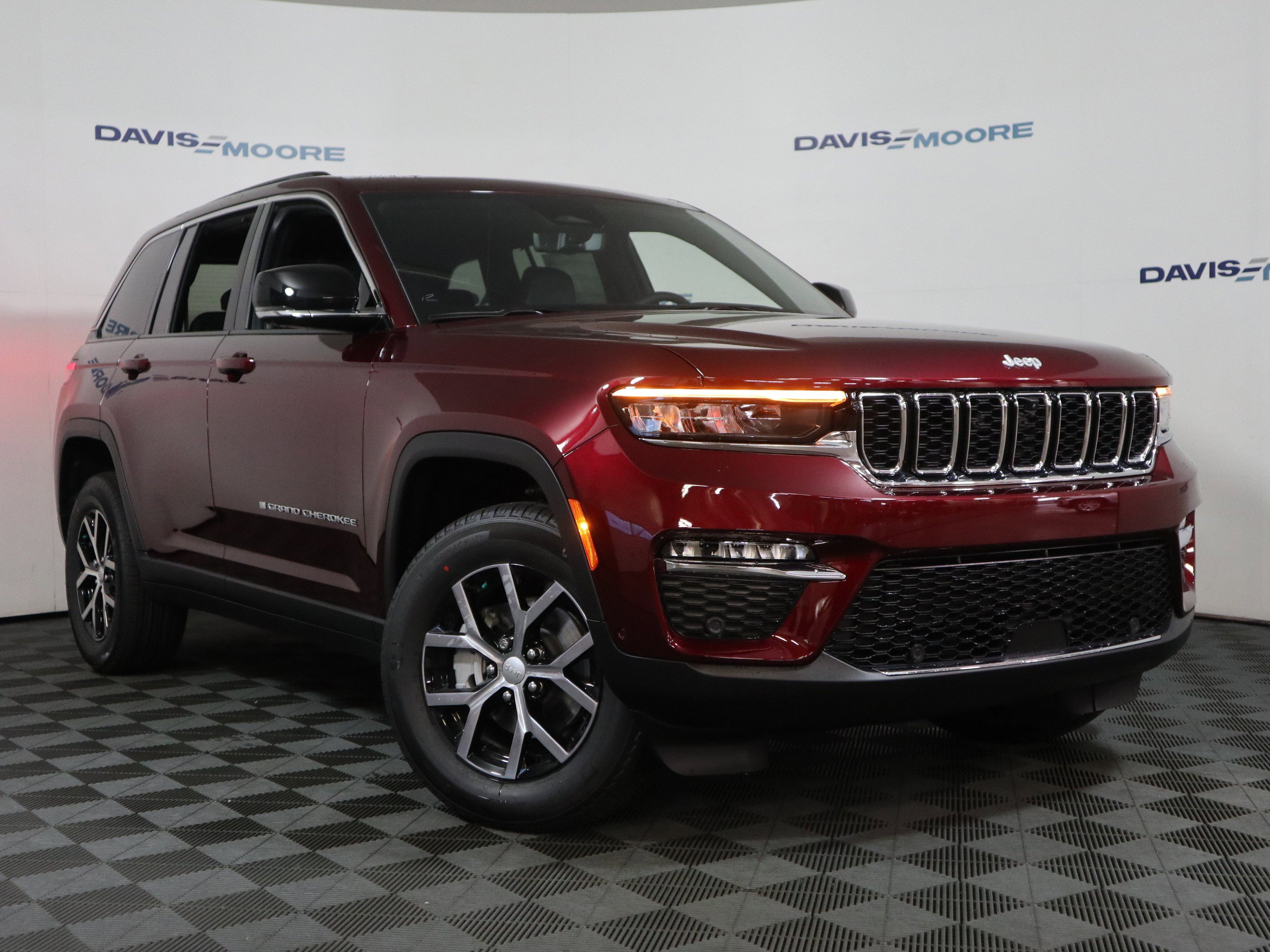 New 2025 Jeep Grand Cherokee Limited w/ Luxury Tech Group II image 2