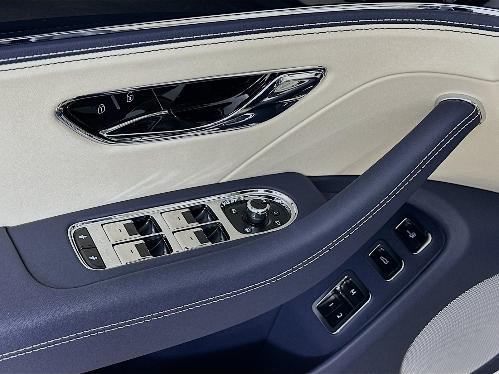New 2026 Bentley Flying Spur V8 AWD/4WD image 19