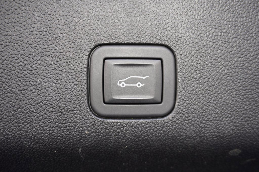 Used 2025 Chevrolet Suburban RST image 10