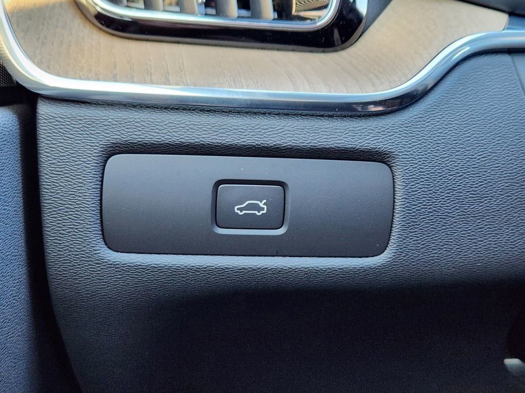 New 2026 Volvo XC60 B5 Plus w/ Climate Package AWD/4WD image 12