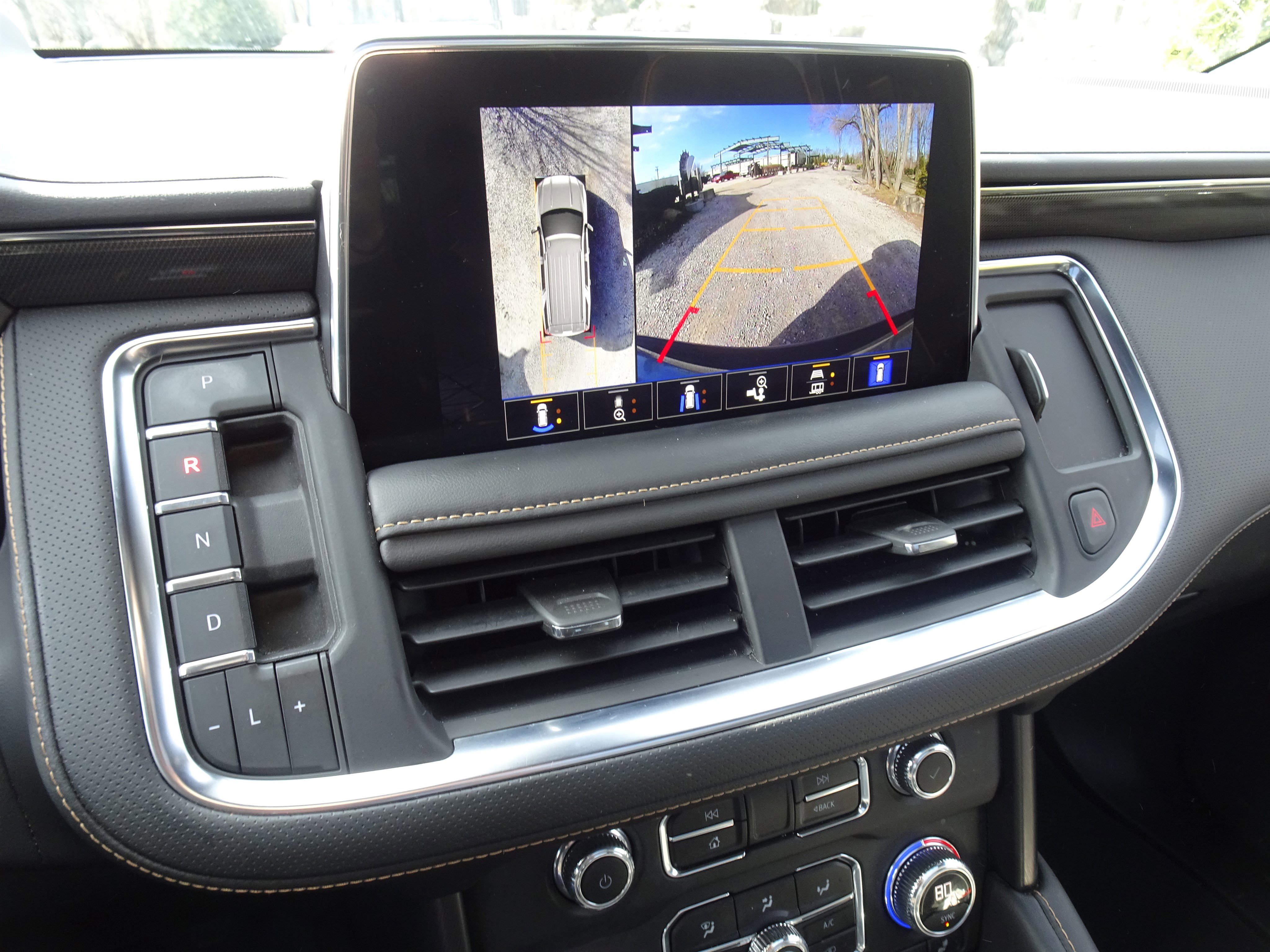 Used 2023 GMC Yukon XL AT4 w/ AT4 Premium Package image 4