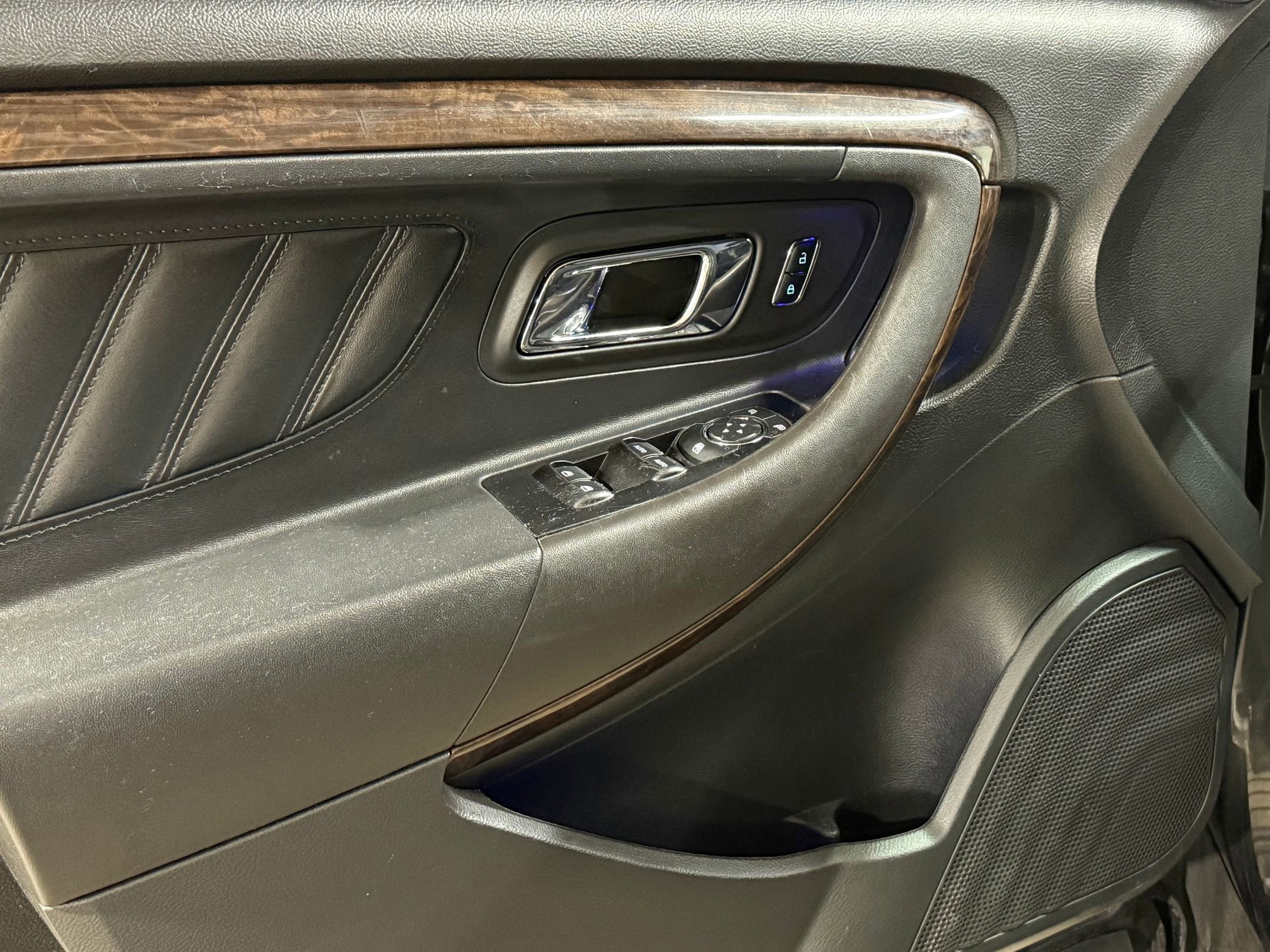 Used 2015 Ford Taurus Limited image 12