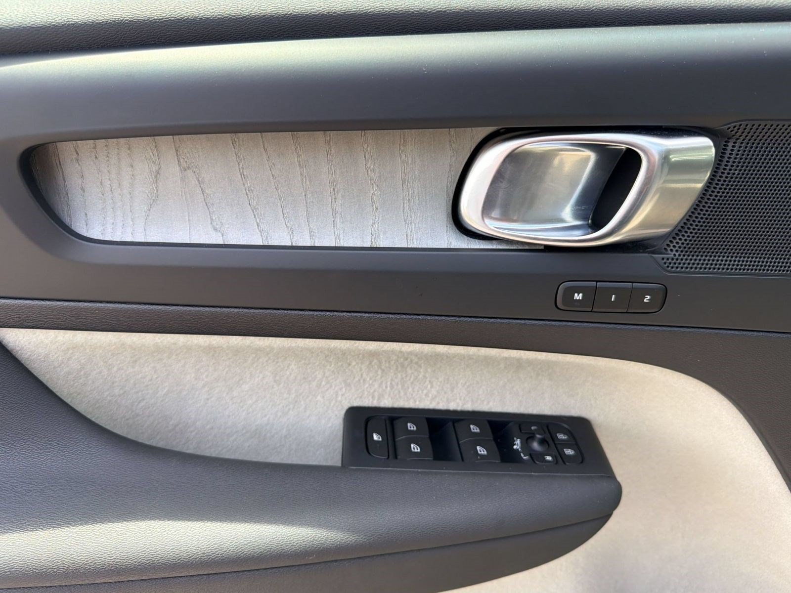 Certified 2024 Volvo XC40 B5 Plus AWD/4WD image 12