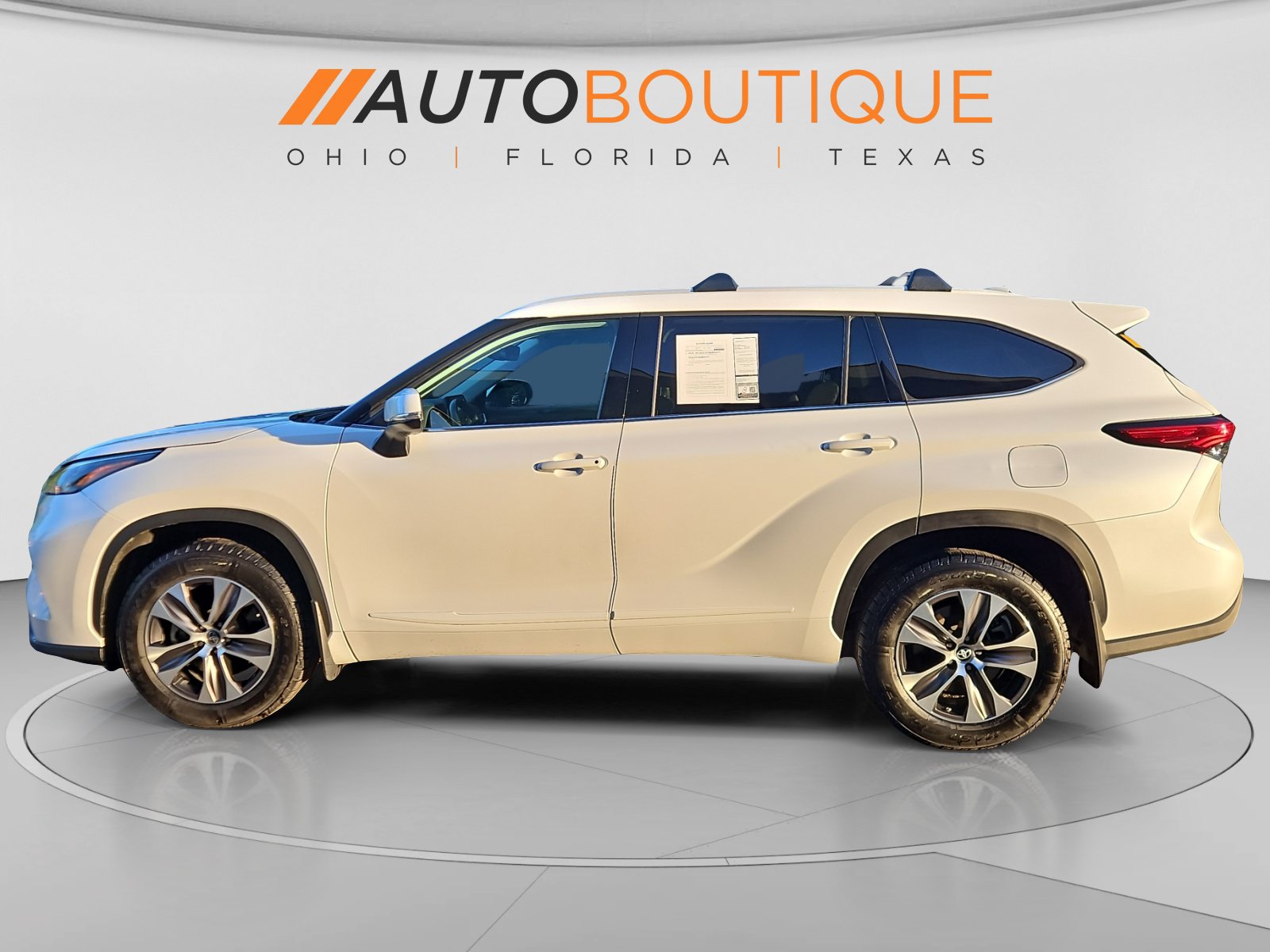 Used 2022 Toyota Highlander XLE AWD/4WD image 2