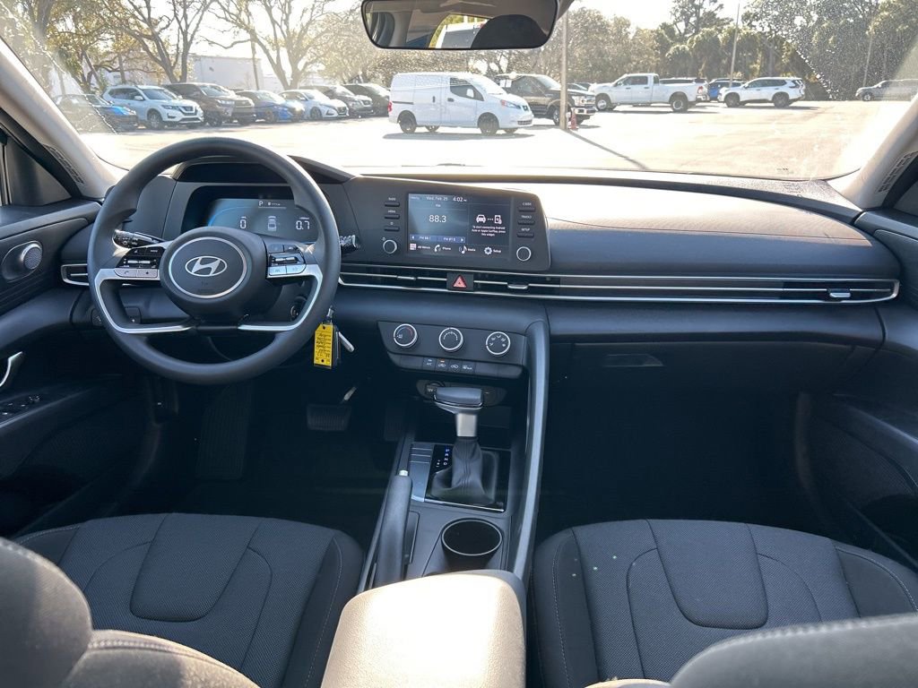 Used 2025 Hyundai Elantra SE image 11