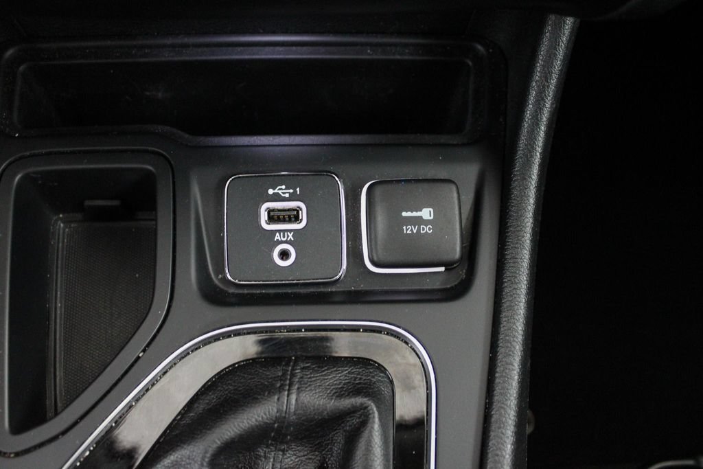 Used 2020 Jeep Cherokee Latitude Plus FWD image 36