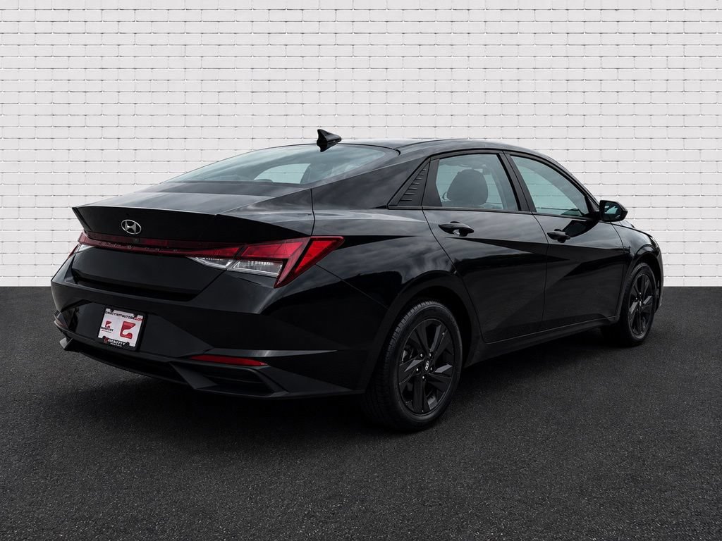 Used 2022 Hyundai Elantra SEL w/ Convenience Package FWD image 2