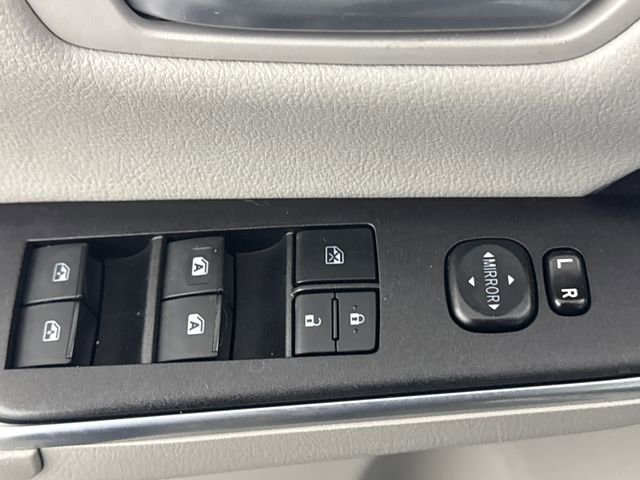 Used 2016 Toyota Camry SE w/ Four Season Floor Mat Package image 26