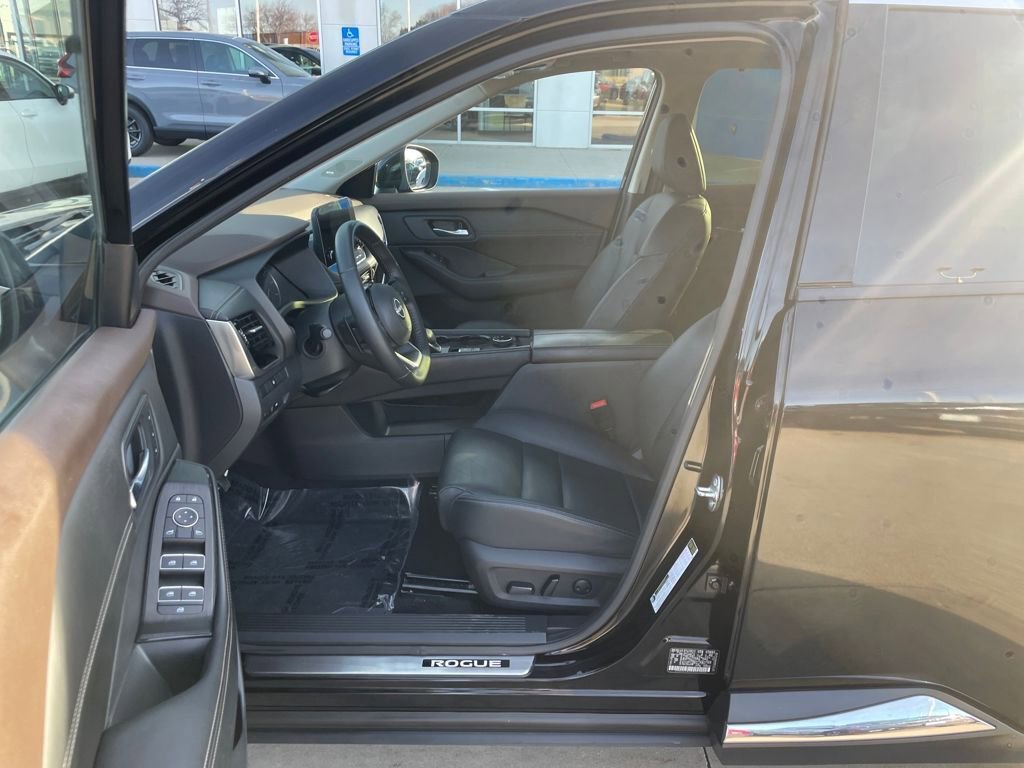 Used 2023 Nissan Rogue SL w/ SL Premium Package image 11