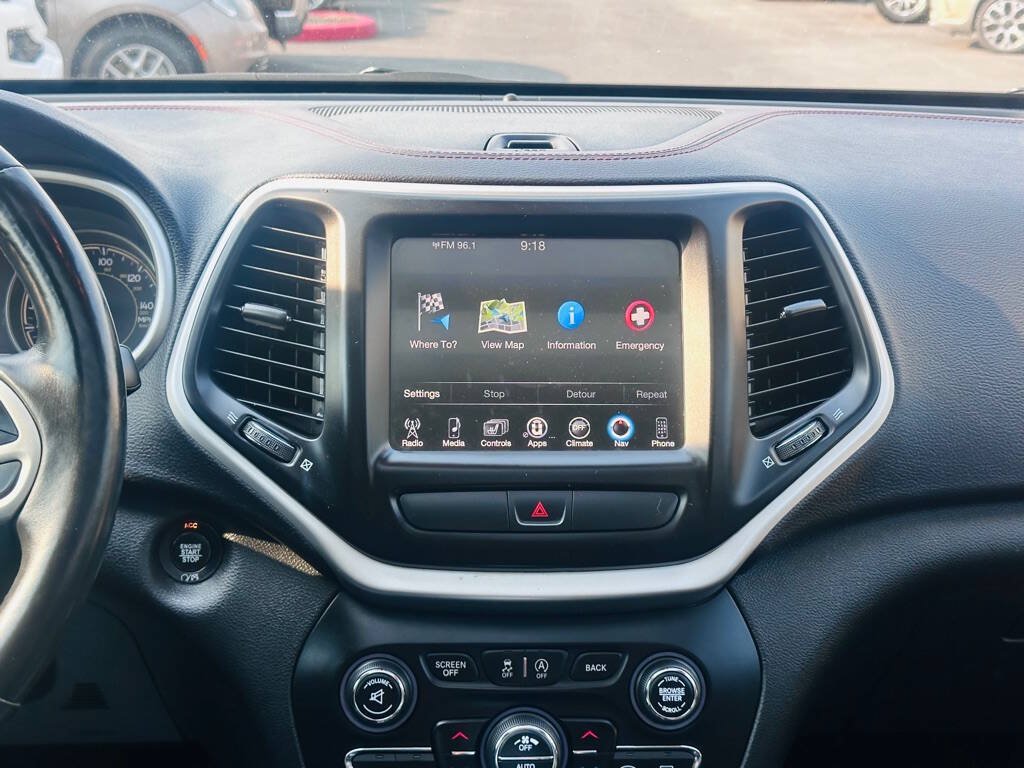 Used 2017 Jeep Cherokee Trailhawk AWD/4WD image 12