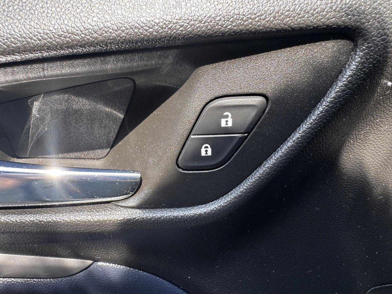 Used 2022 Chevrolet Bolt EUV LT w/ Convenience Package FWD image 16