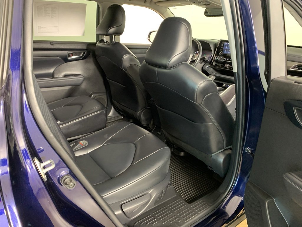 Used 2022 Toyota Highlander XLE image 25