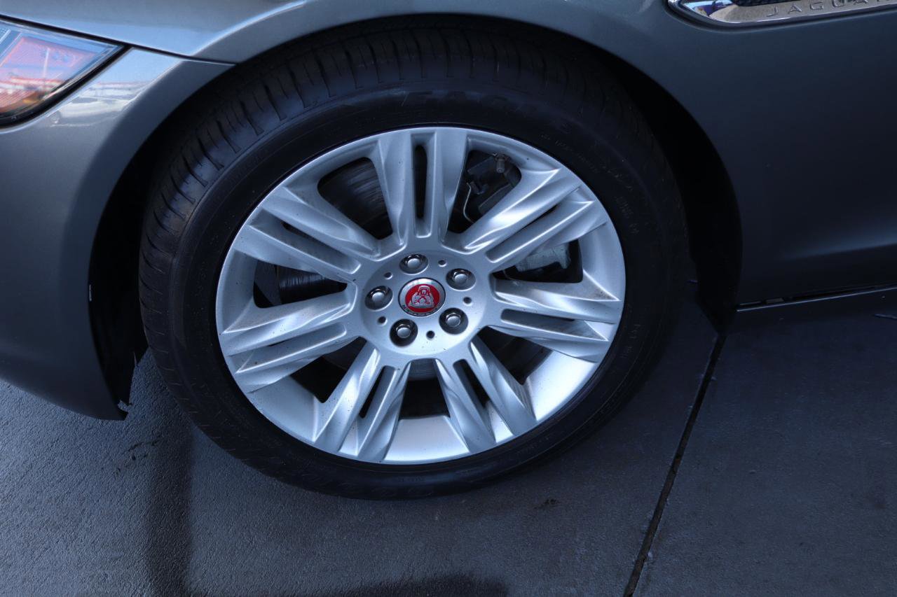 Used 2017 Jaguar XF Premium image 44