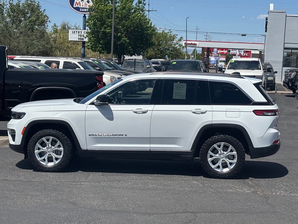 Used 2023 Jeep Grand Cherokee Limited w/ Trailer Tow Prep Group (B) AWD/4WD image 41