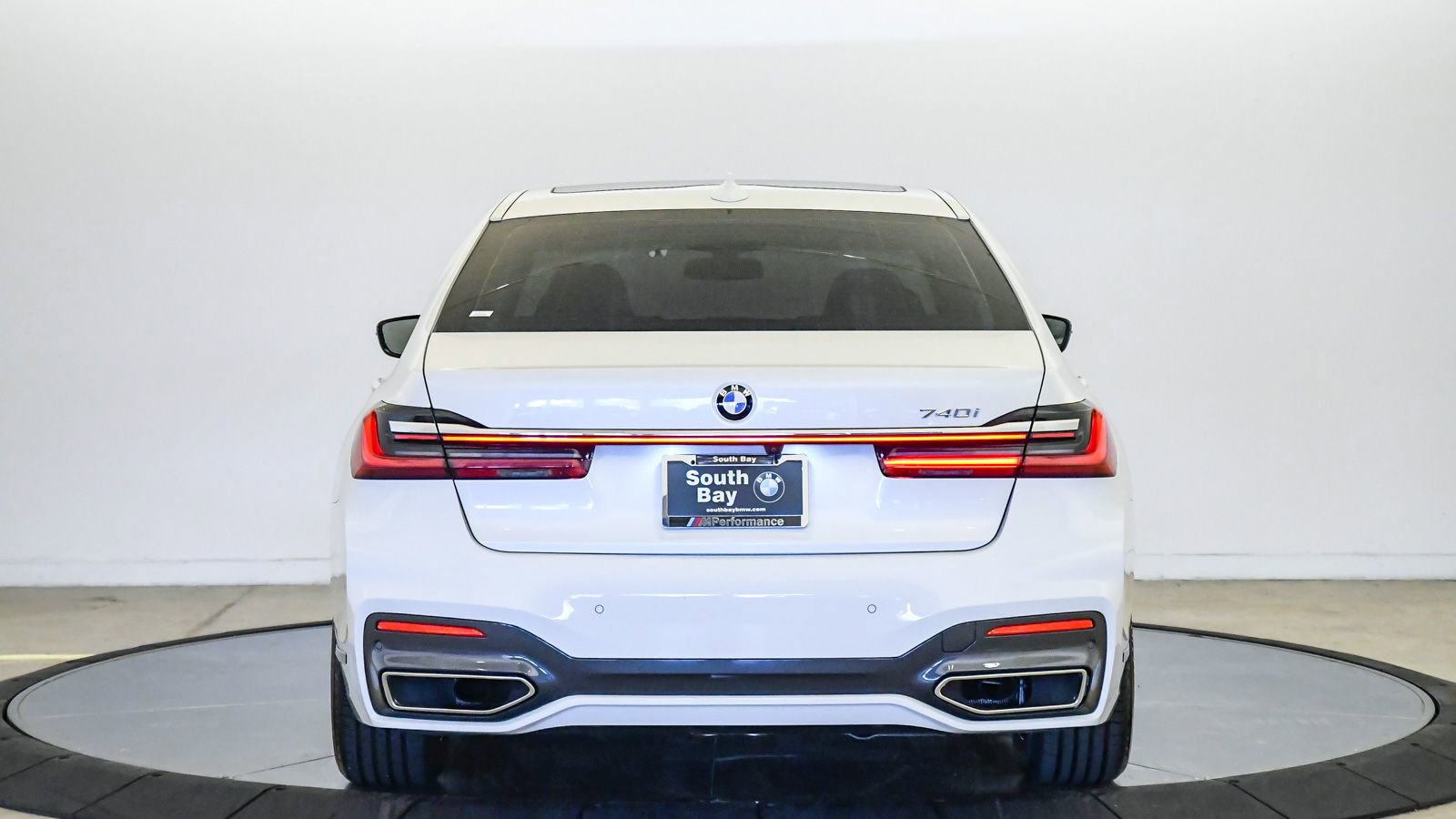 Used 2022 BMW 740i w/ M Sport Package RWD image 3