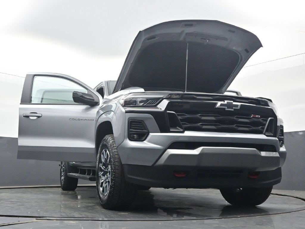 Used 2025 Chevrolet Colorado Z71 w/ Technology Package AWD/4WD image 61