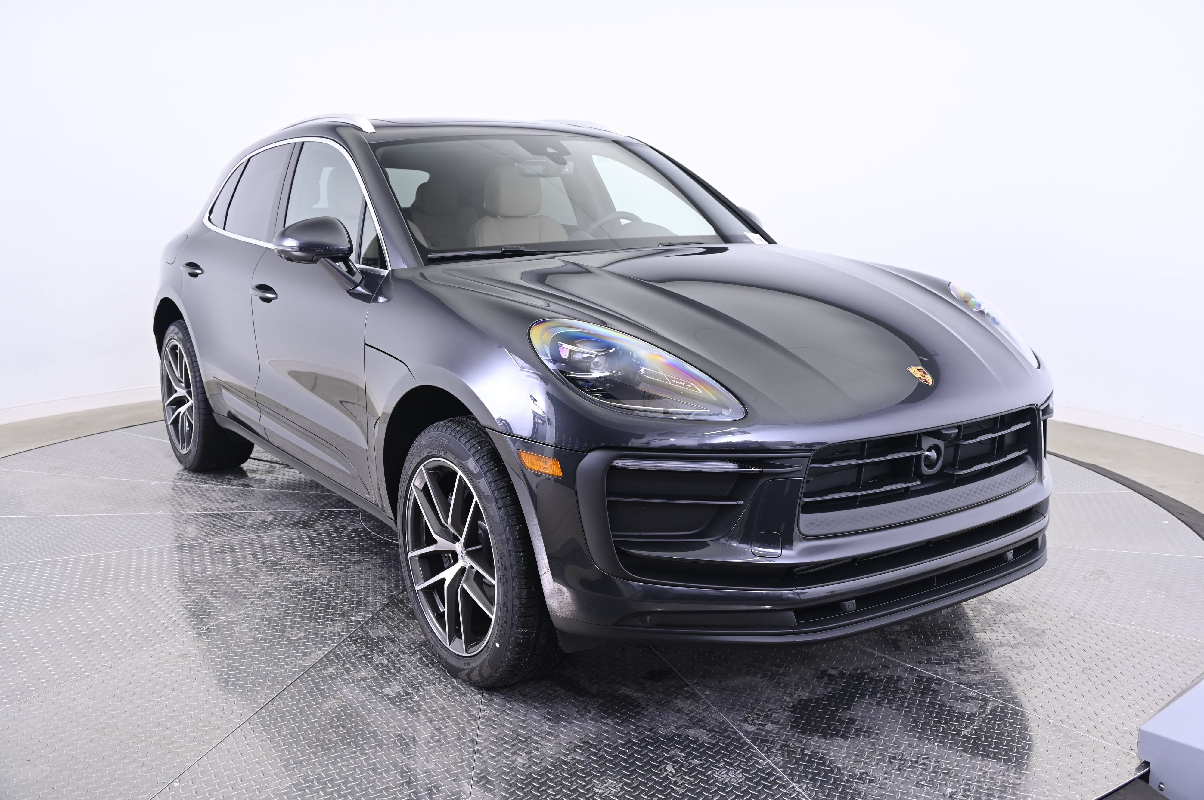 Certified 2026 Porsche Macan AWD/4WD image 9