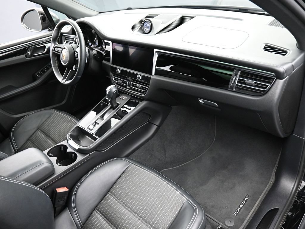 Certified 2024 Porsche Macan Turbo image 31