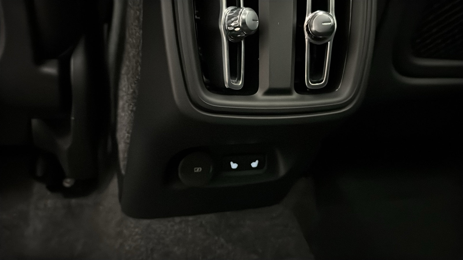 New 2026 Volvo XC40 B5 Plus w/ Climate Package AWD/4WD image 28