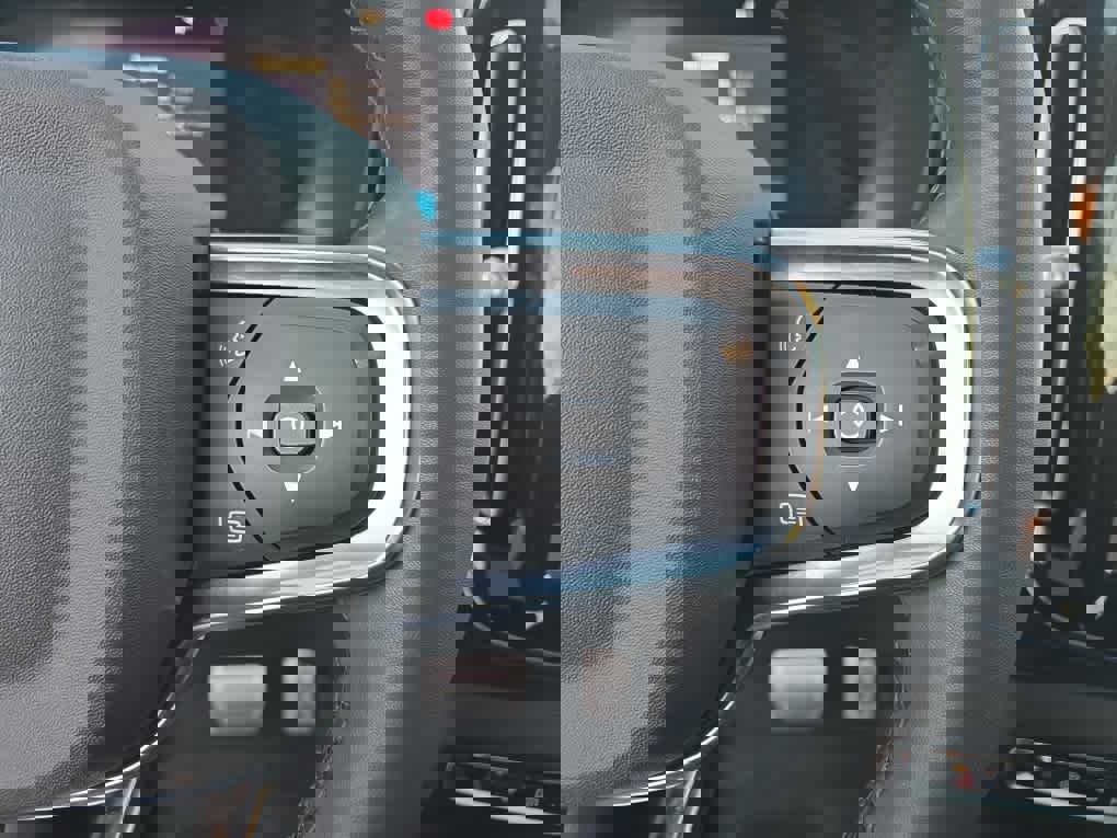 Used 2022 Volvo XC40 P8 Recharge Plus image 16