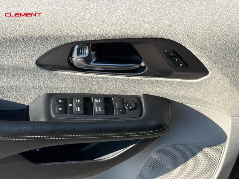 Used 2022 Chrysler Pacifica Touring-L FWD image 18