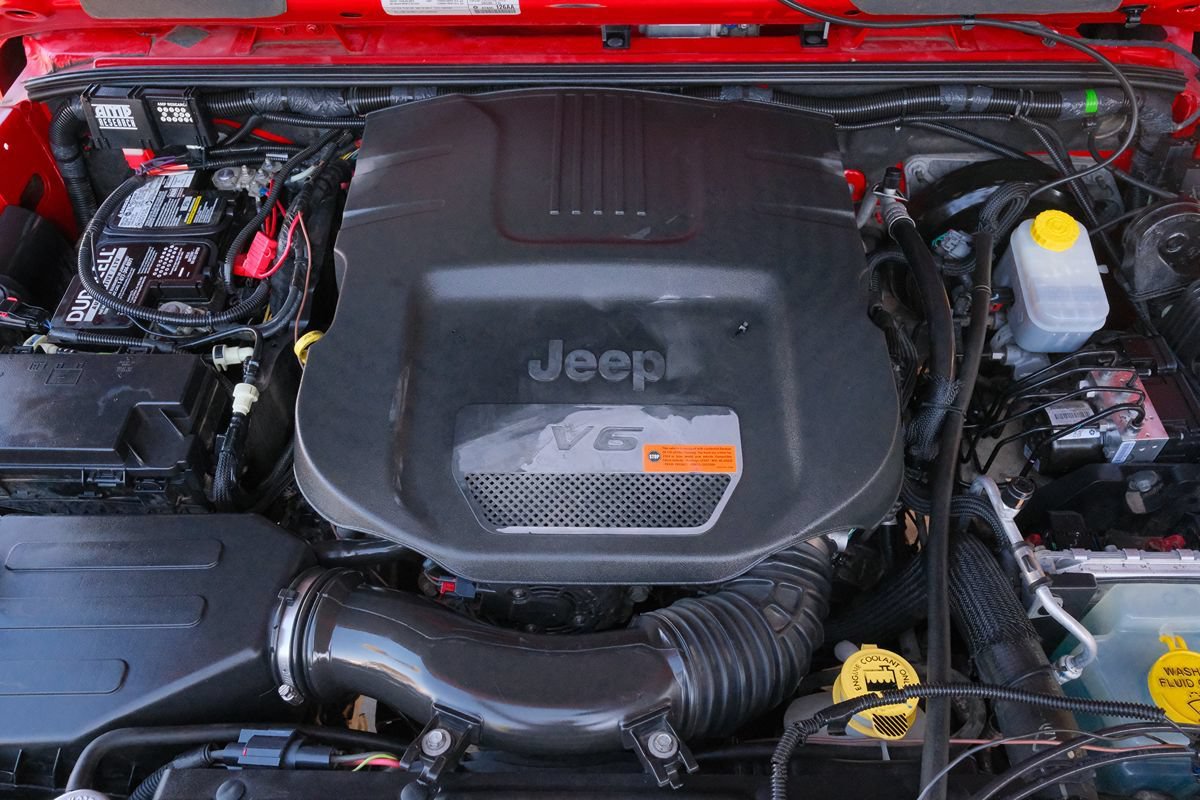 Used 2015 Jeep Wrangler Unlimited Sahara AWD/4WD image 8