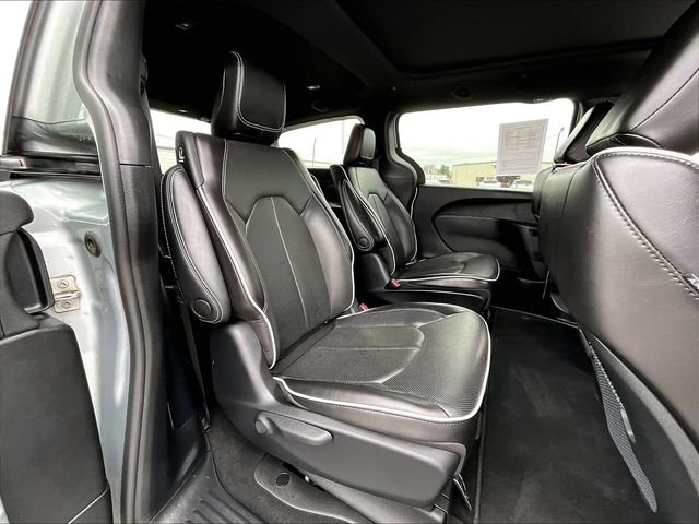 Used 2023 Chrysler Pacifica Limited w/ S Appearance Package image 16