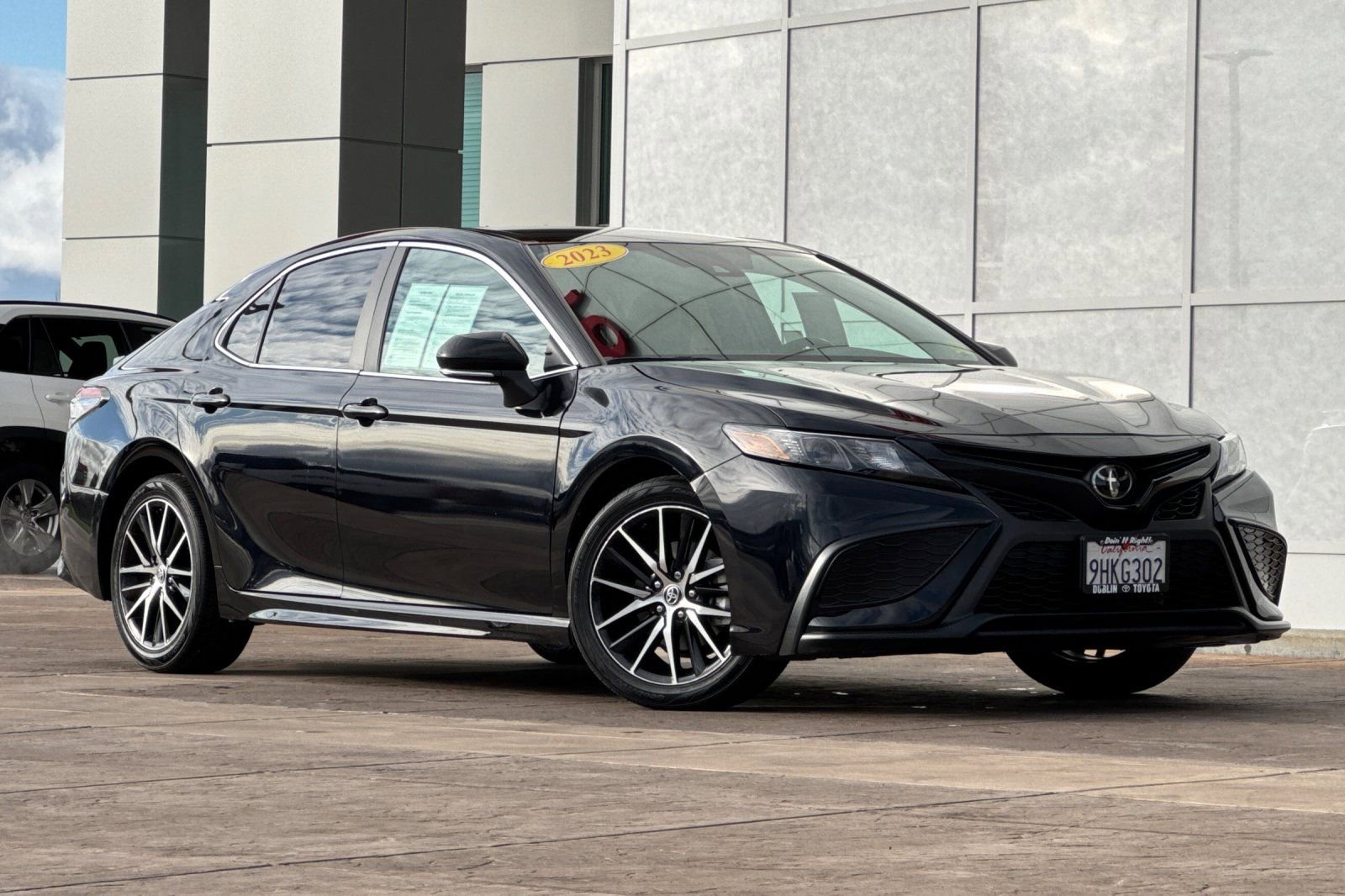 Used 2023 Toyota Camry SE video 2