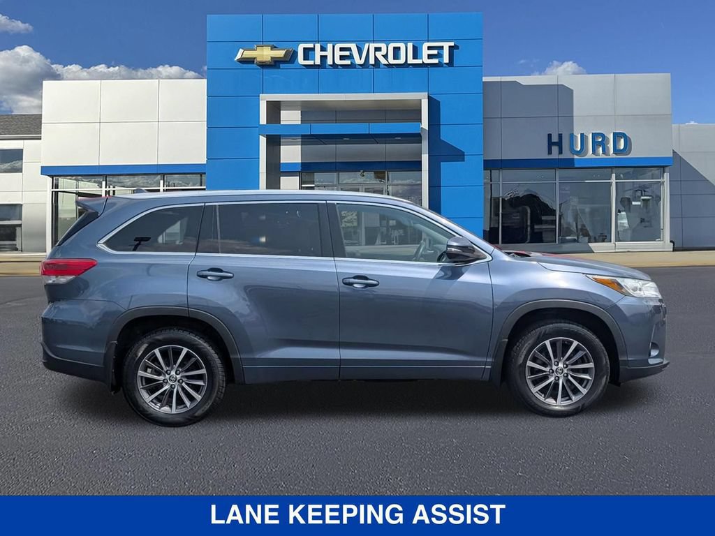Used 2018 Toyota Highlander XLE w/ Carpet Mat Package (TMS) AWD/4WD image 3