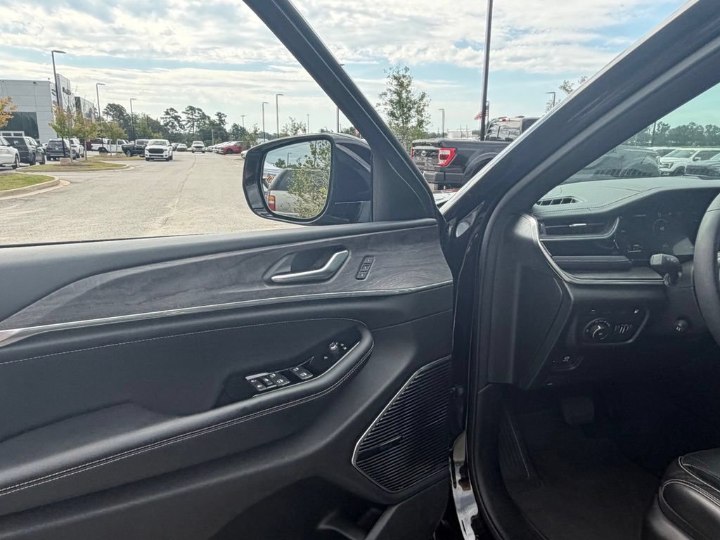 Used 2022 Jeep Grand Cherokee Overland AWD/4WD image 37