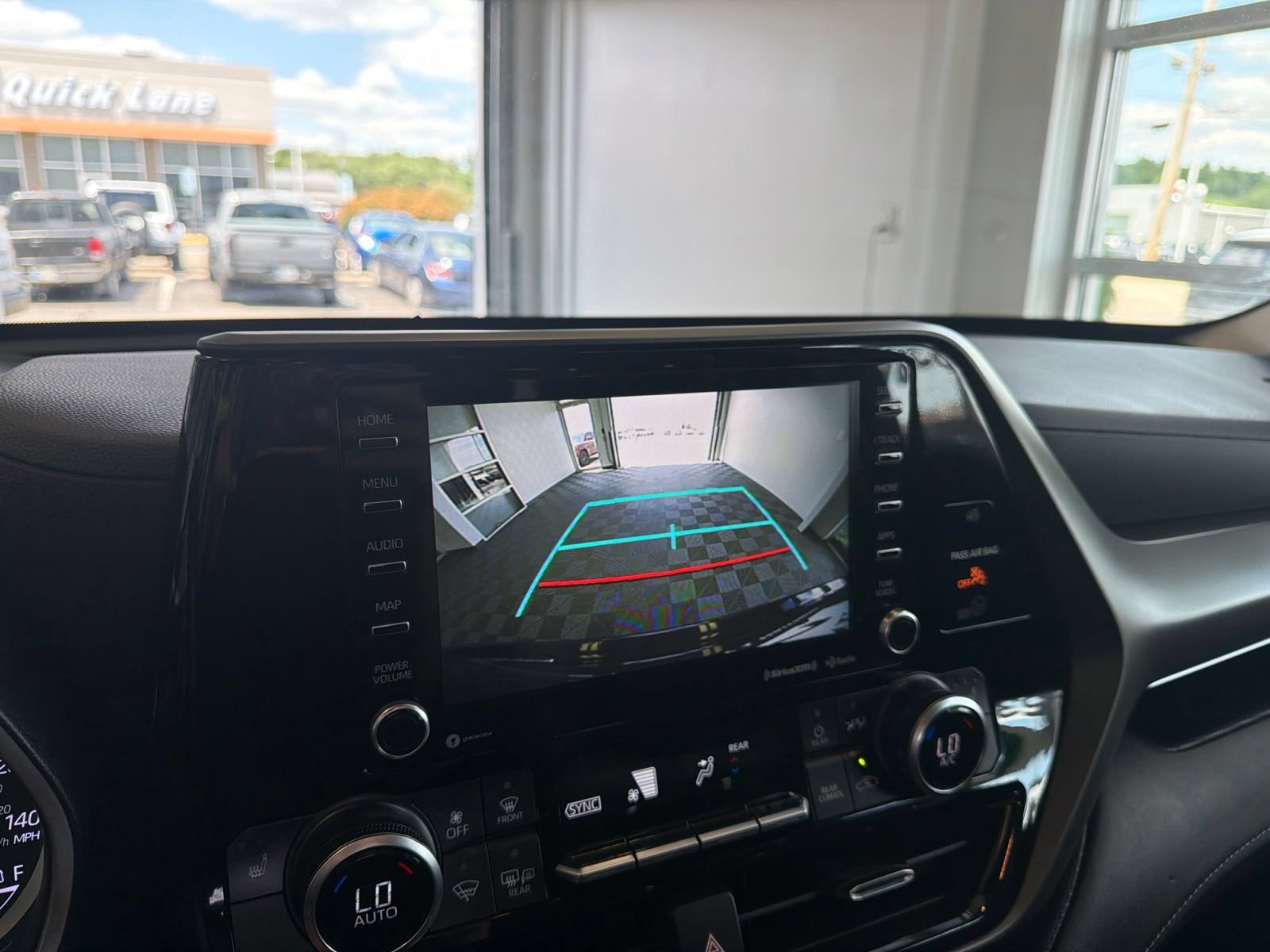 Used 2022 Toyota Highlander XLE AWD/4WD image 31