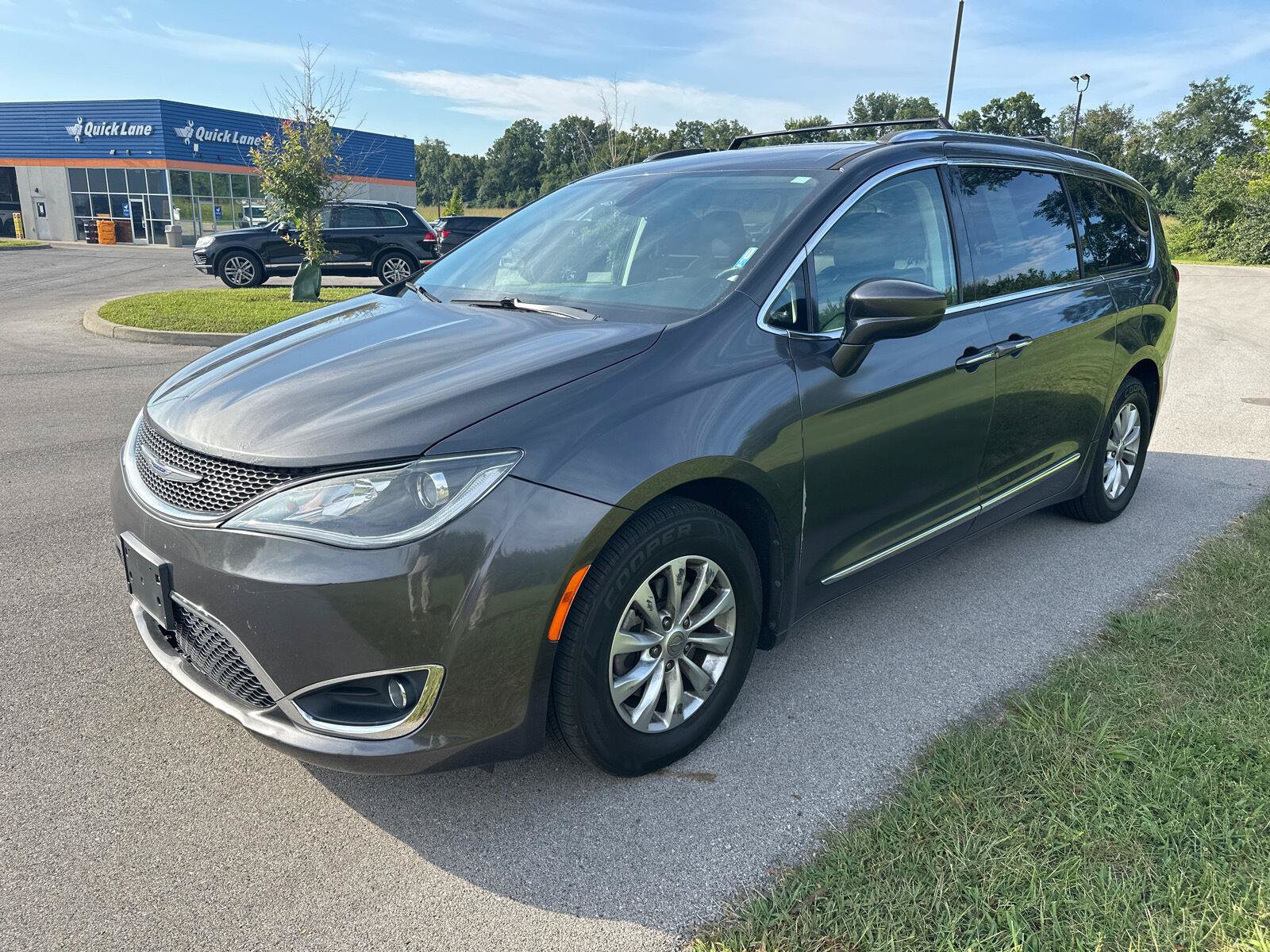 Used 2019 Chrysler Pacifica Touring-L FWD image 3