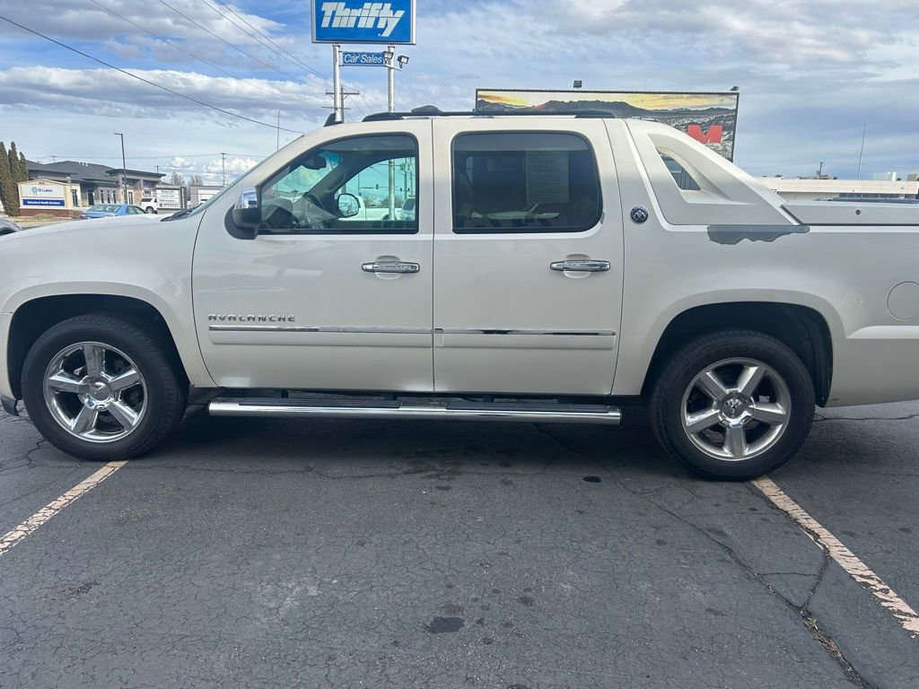 Used 2013 Chevrolet Avalanche LTZ image 4