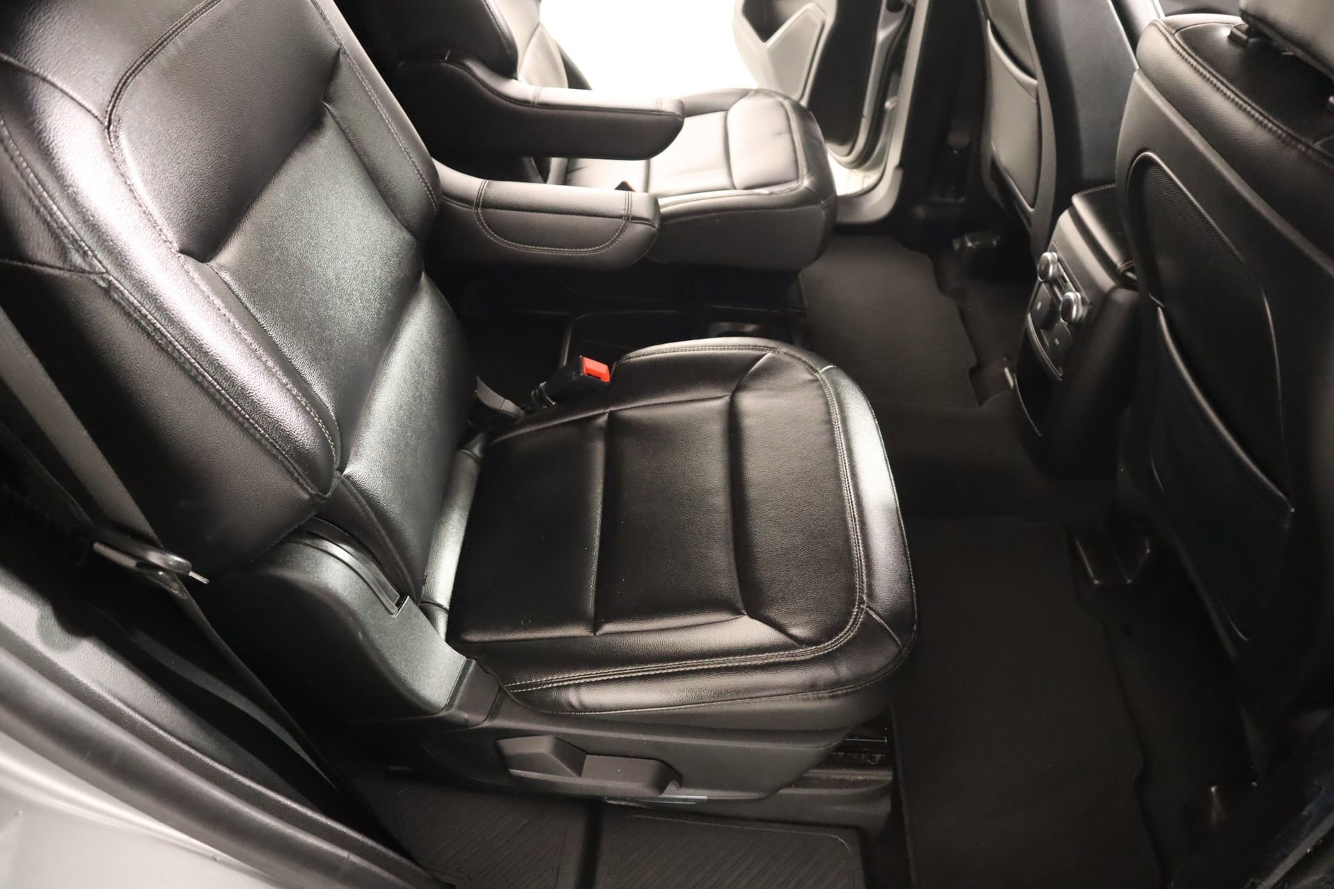 Used 2020 Ford Explorer XLT w/ Equipment Group 202A AWD/4WD image 14