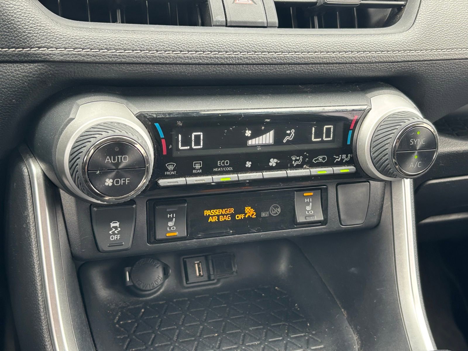 Used 2020 Toyota RAV4 XLE w/ Convenience Package image 7