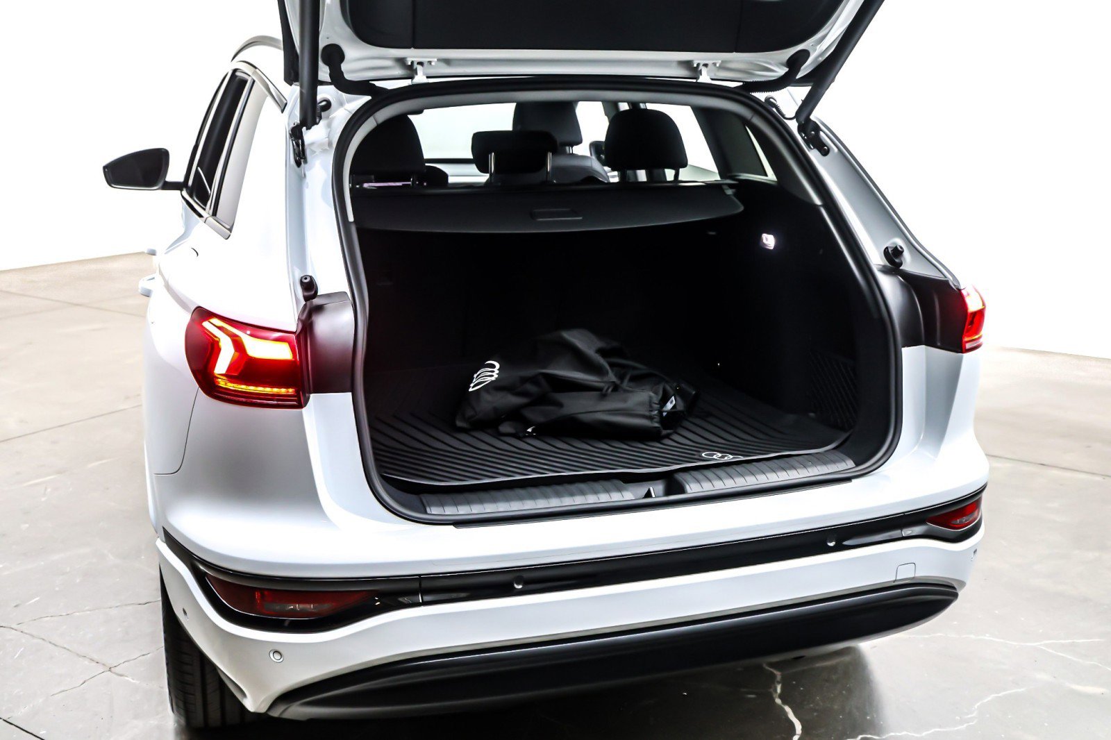 Used 2025 Audi Q6 e-tron Premium w/ Convenience Package image 24