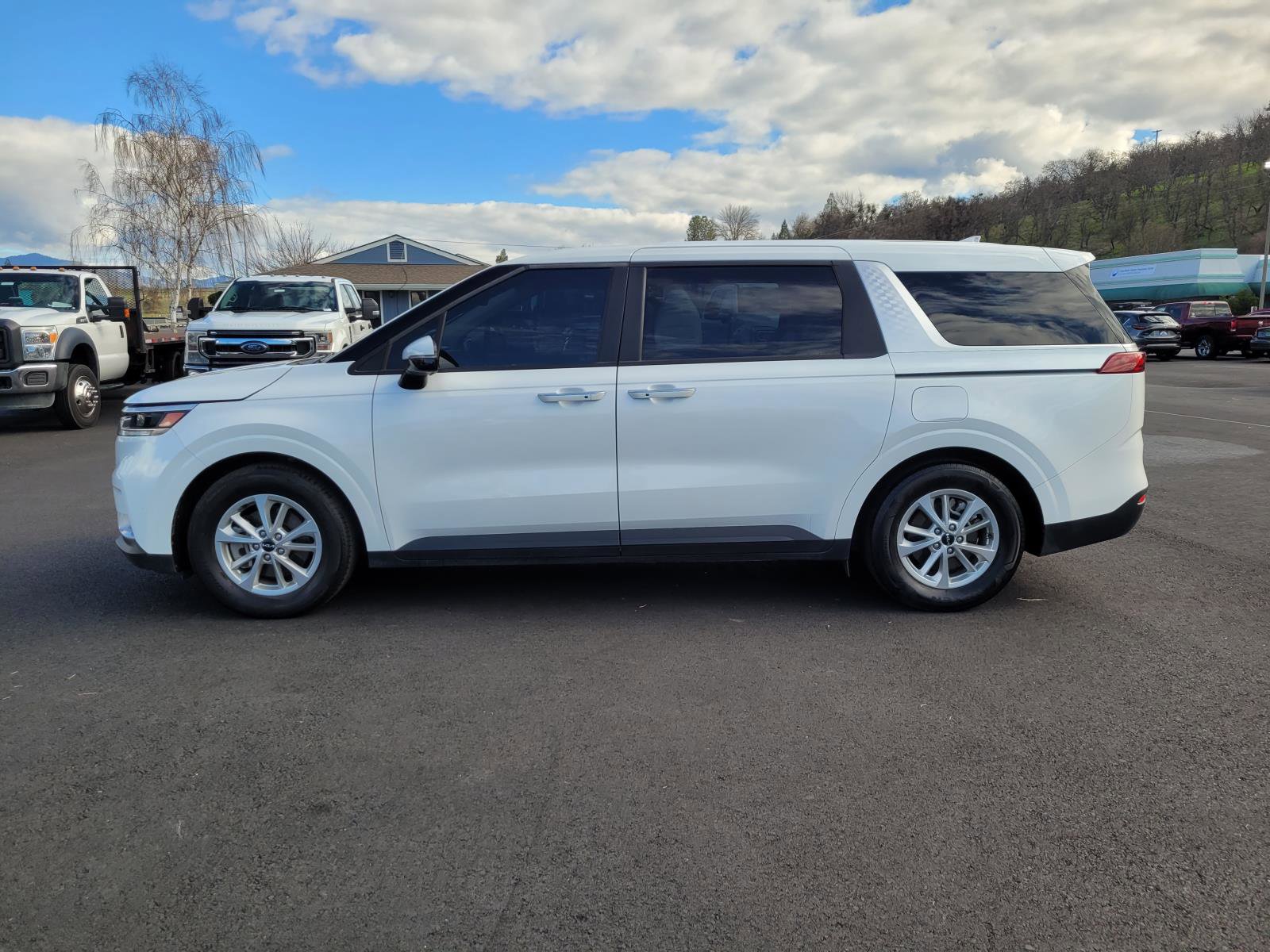 Used 2024 Kia Carnival LX image 8