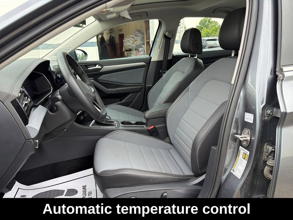 Used 2025 Volkswagen Jetta SE w/ Sunroof Package FWD image 11