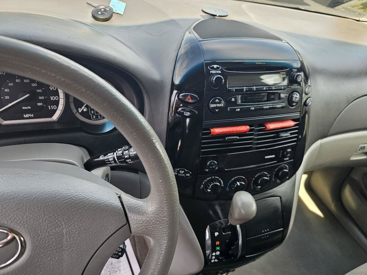 Used 2004 Toyota Sienna LE w/ LE Pkg 1 FWD image 24
