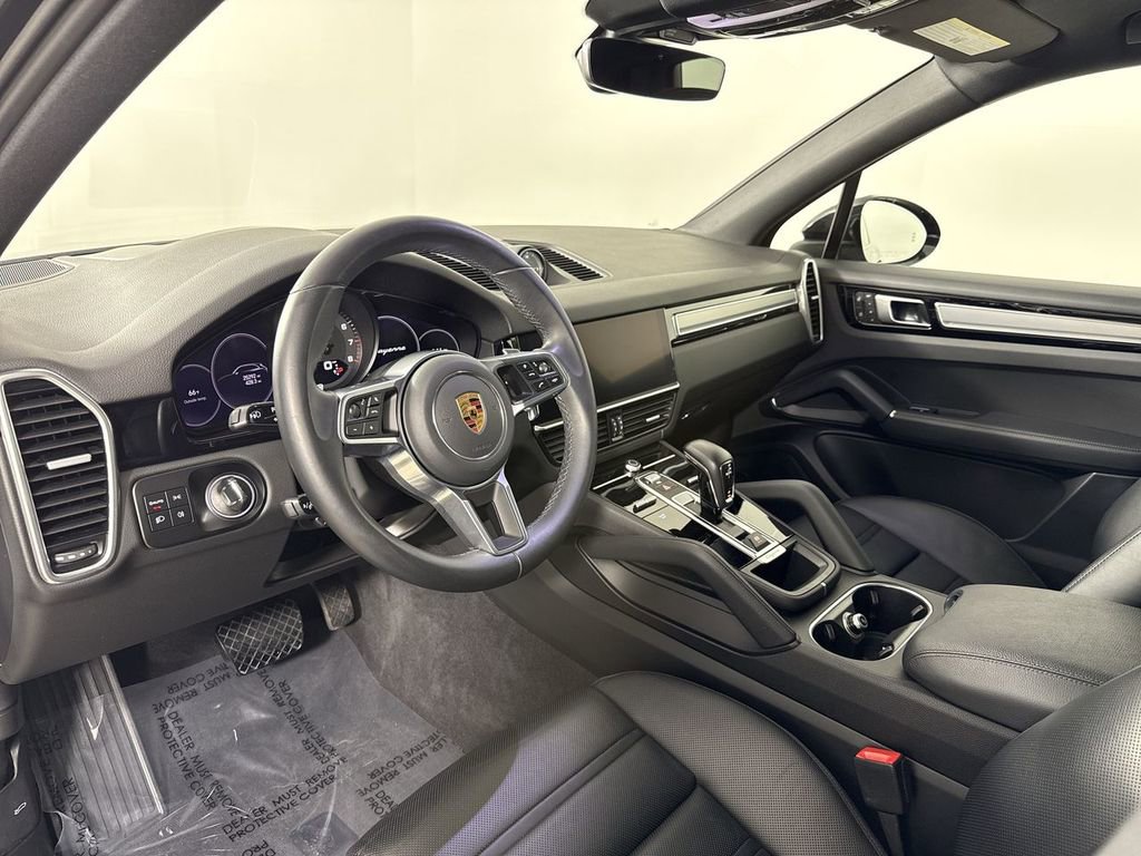 Certified 2023 Porsche Cayenne Platinum Edition image 4