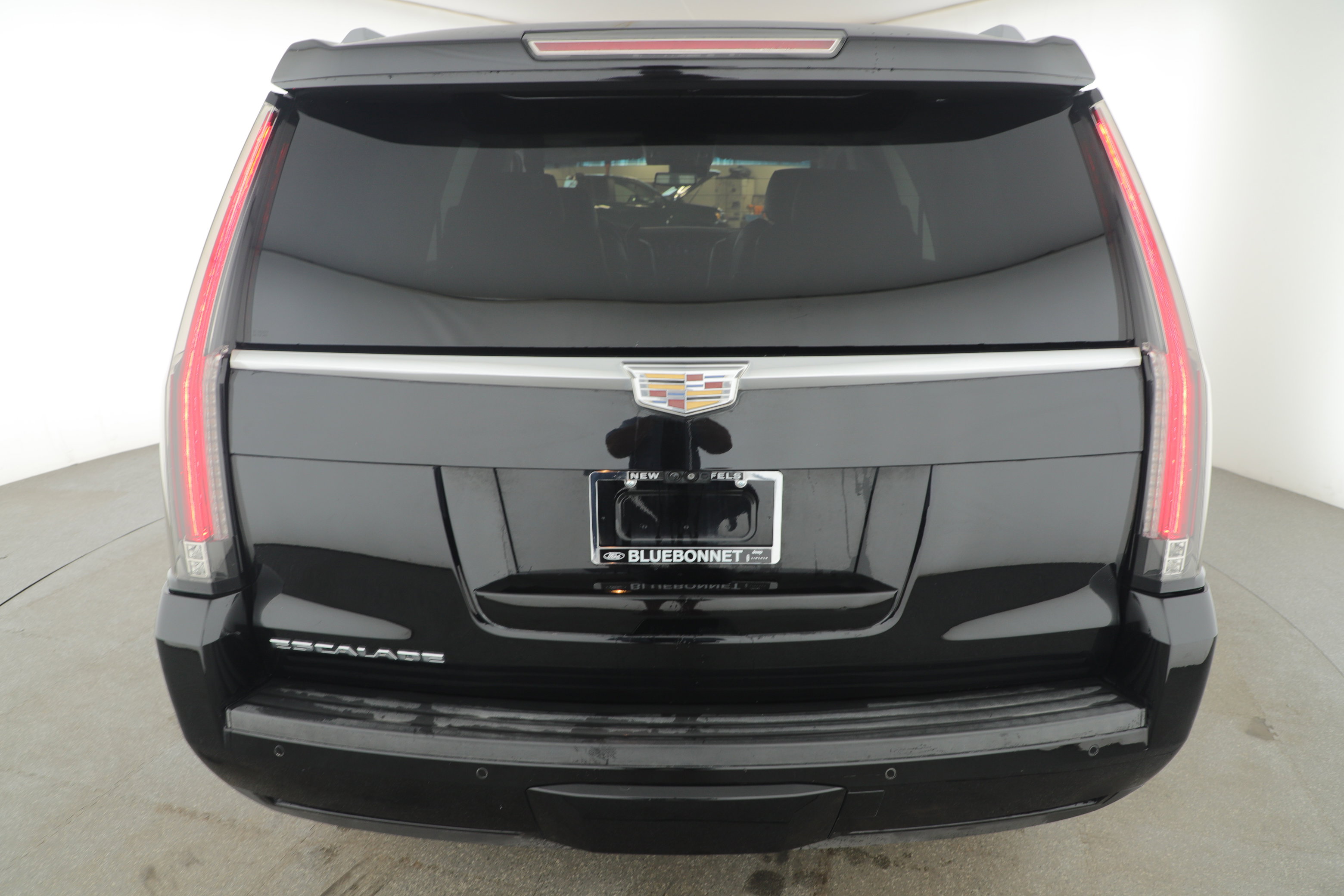 Used 2017 Cadillac Escalade Premium Luxury image 4