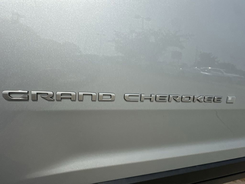 Used 2024 Jeep Grand Cherokee L Limited w/ Luxury Tech Group II image 33