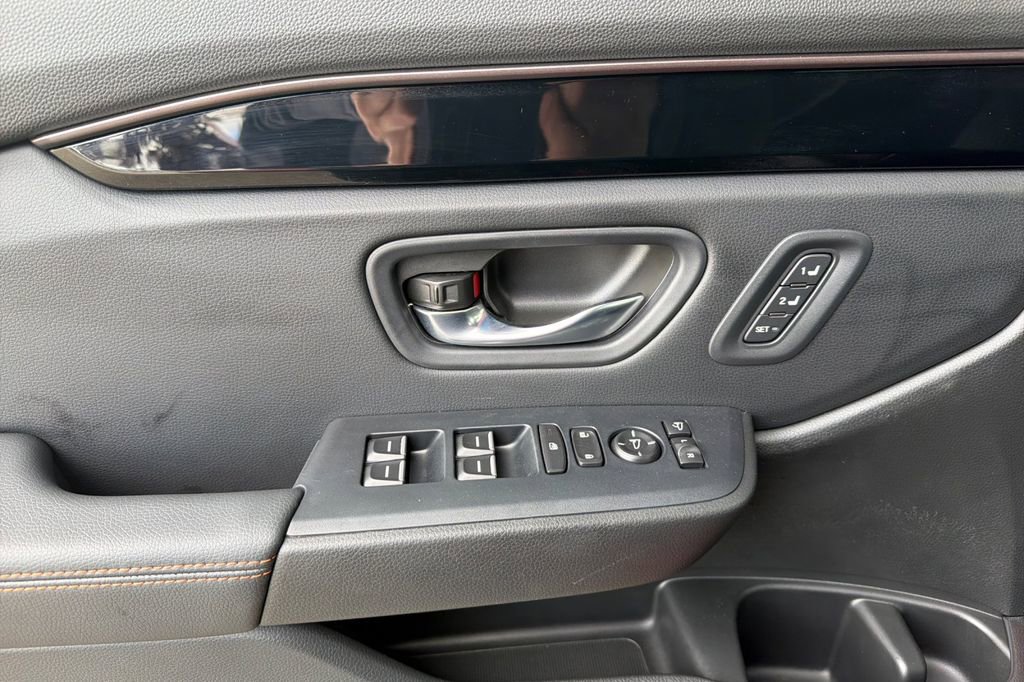 Used 2025 Honda Pilot TrailSport image 11