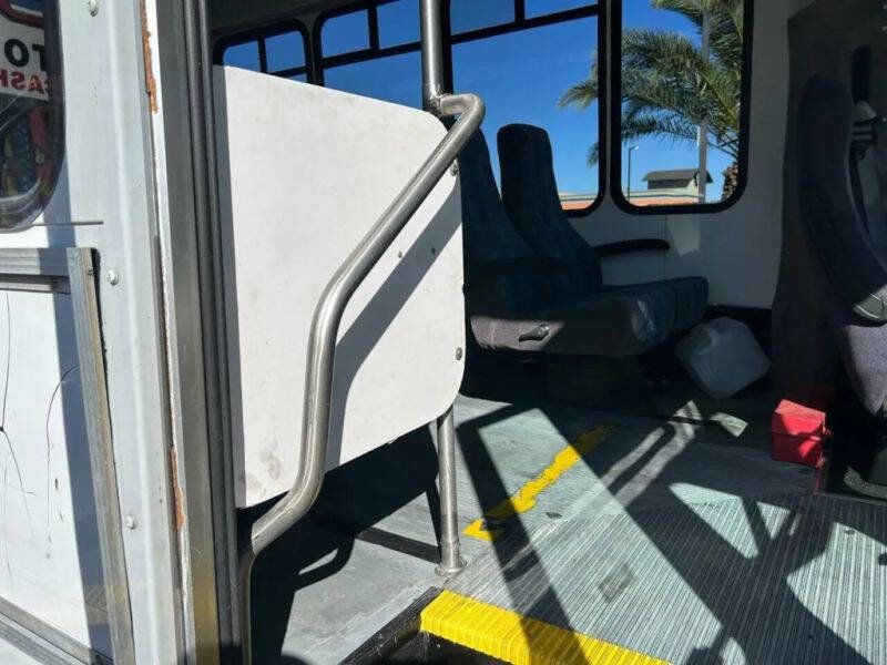 Used 2006 Ford E-350 and Econoline 350 Super Duty RWD image 38