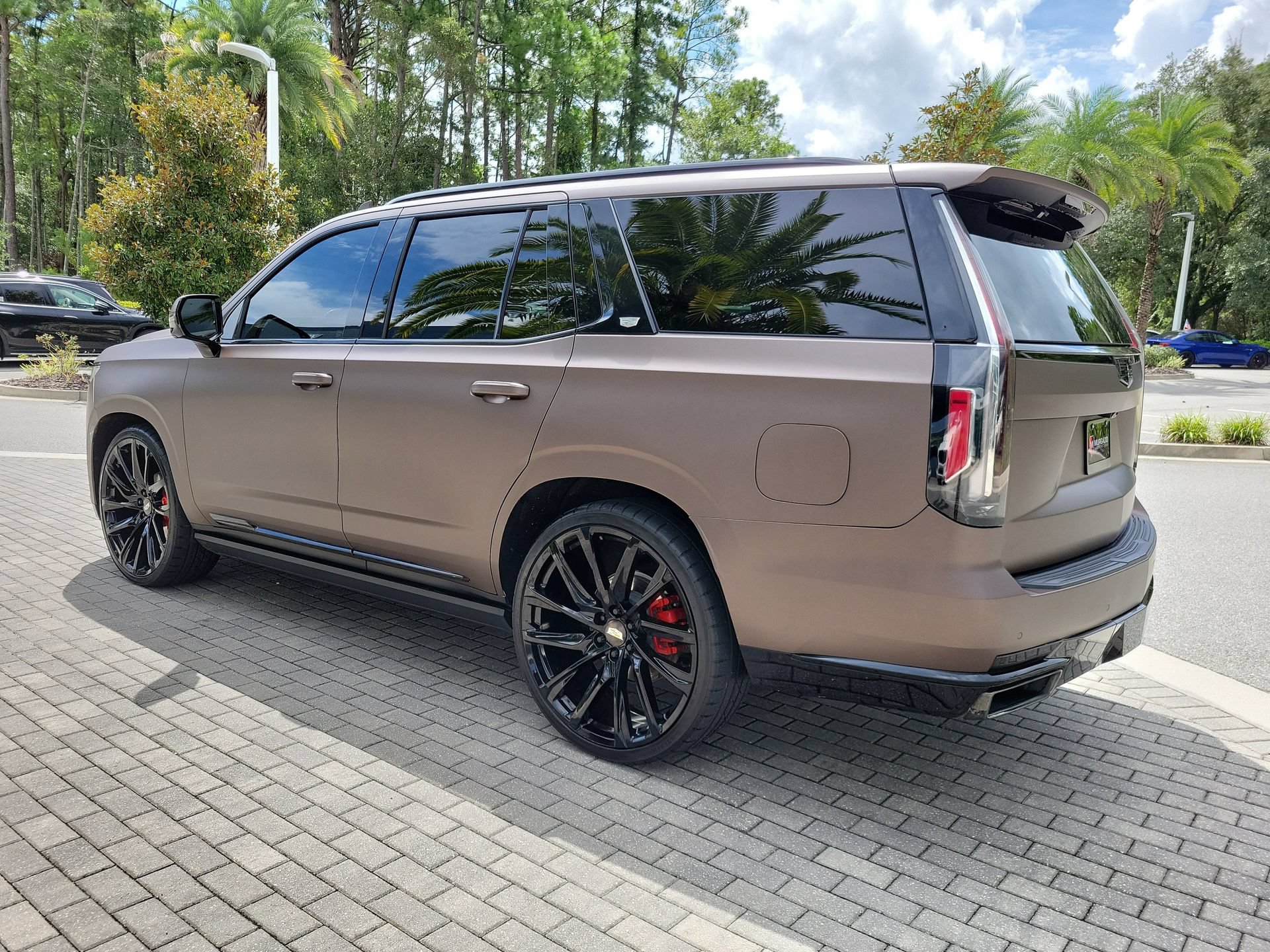 Used 2023 Cadillac Escalade Sport Platinum w/ Heavy-Duty Trailer Package AWD/4WD image 2