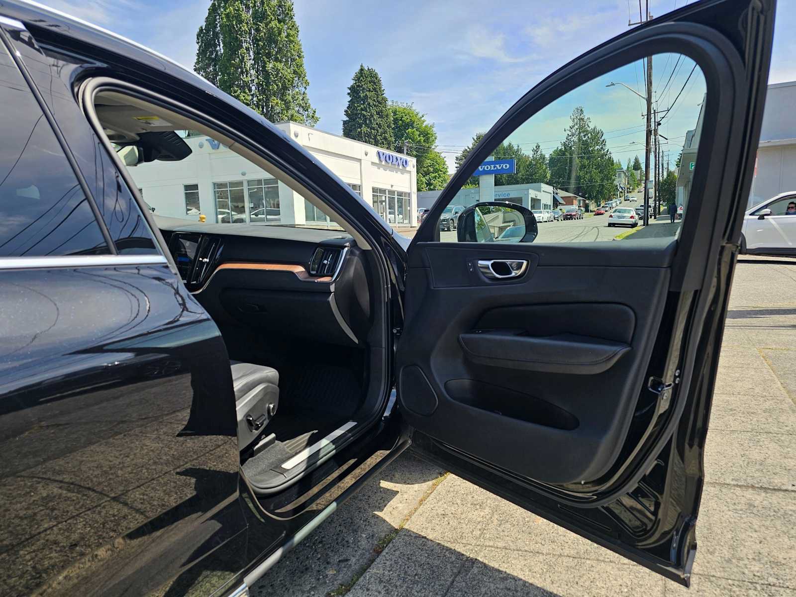 Used 2023 Volvo XC60 B5 Plus w/ Climate Package AWD/4WD image 10