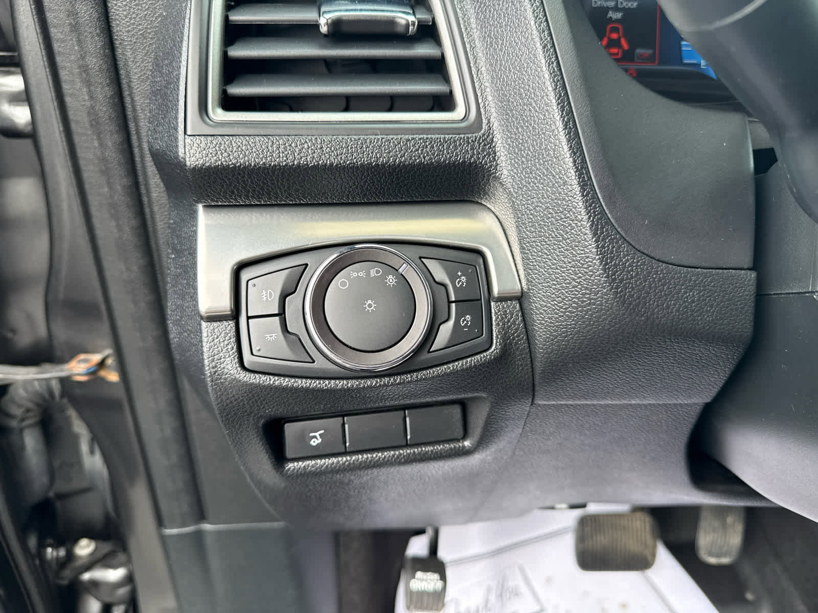 Used 2018 Ford Explorer XLT w/ Equipment Group 202A AWD/4WD image 14