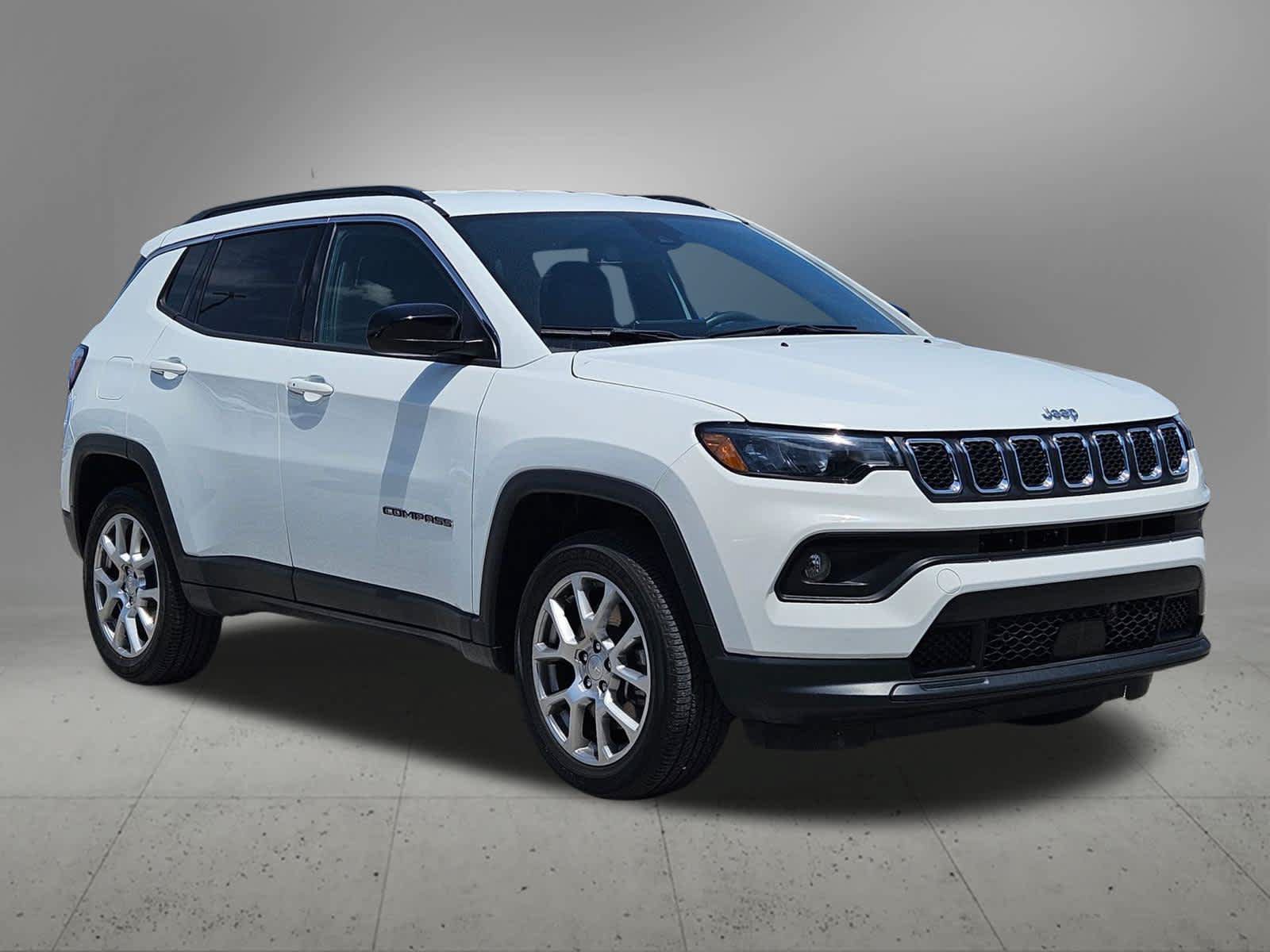 Used 2024 Jeep Compass Latitude AWD/4WD image 8