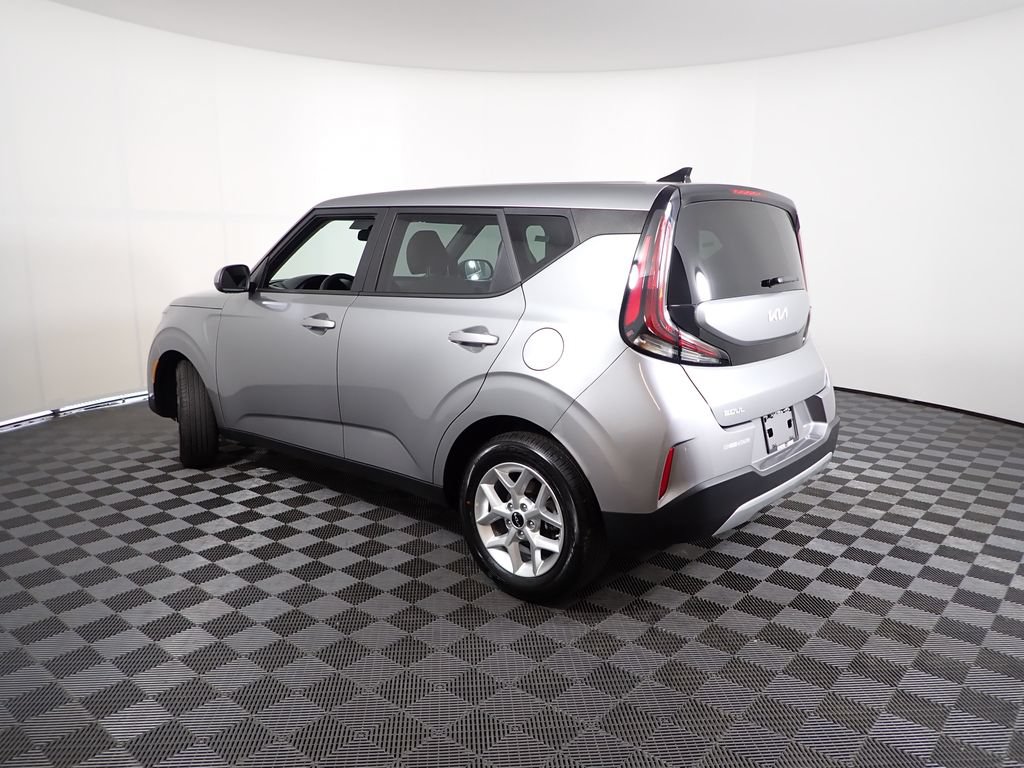 Used 2025 Kia Soul LX w/ LX Technology Package FWD image 13